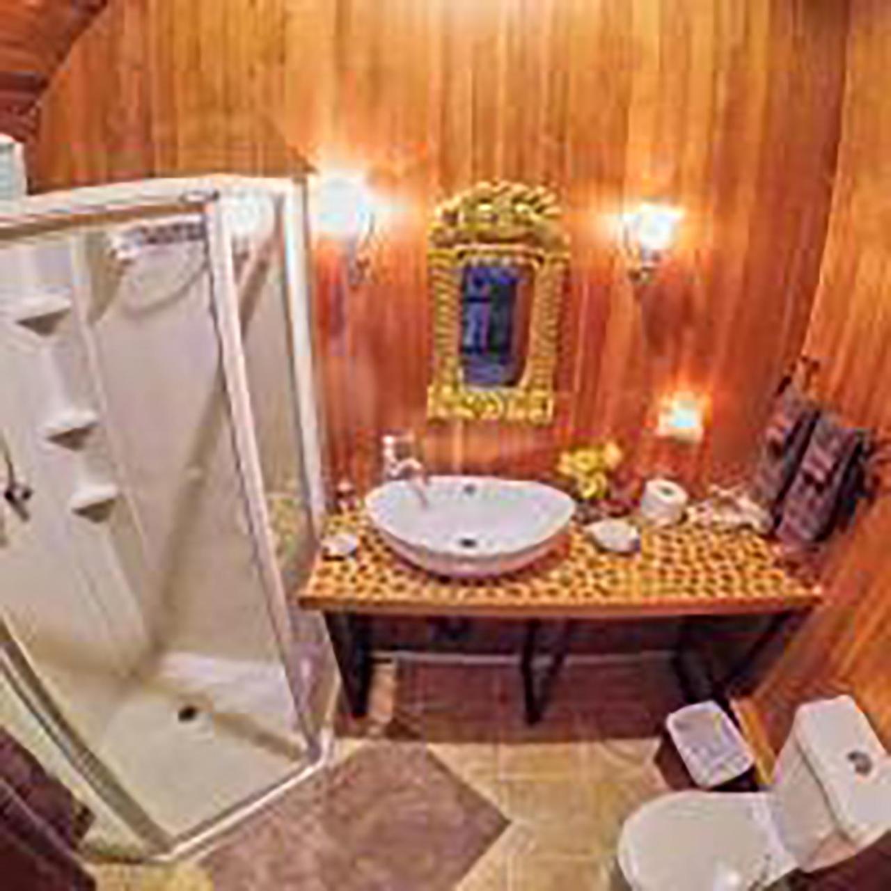 Отель Wedgwood Manor And Glamping Retreat Crawford Bay Экстерьер фото
