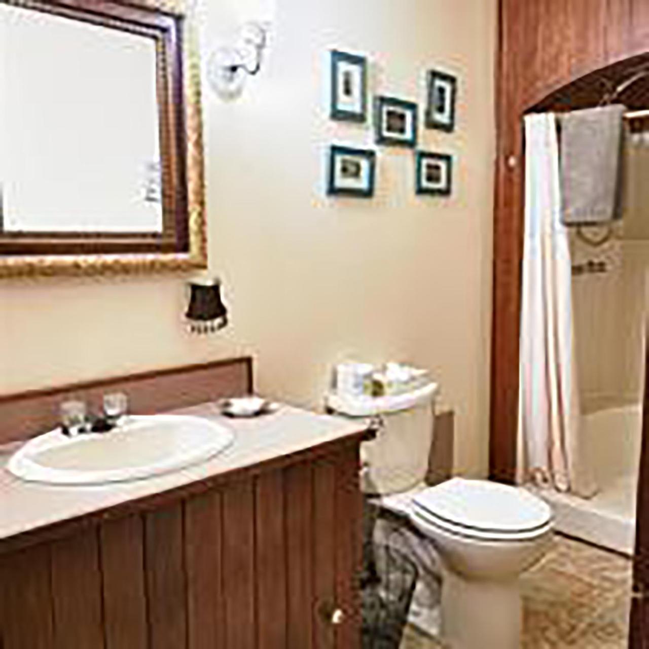 Отель Wedgwood Manor And Glamping Retreat Crawford Bay Экстерьер фото