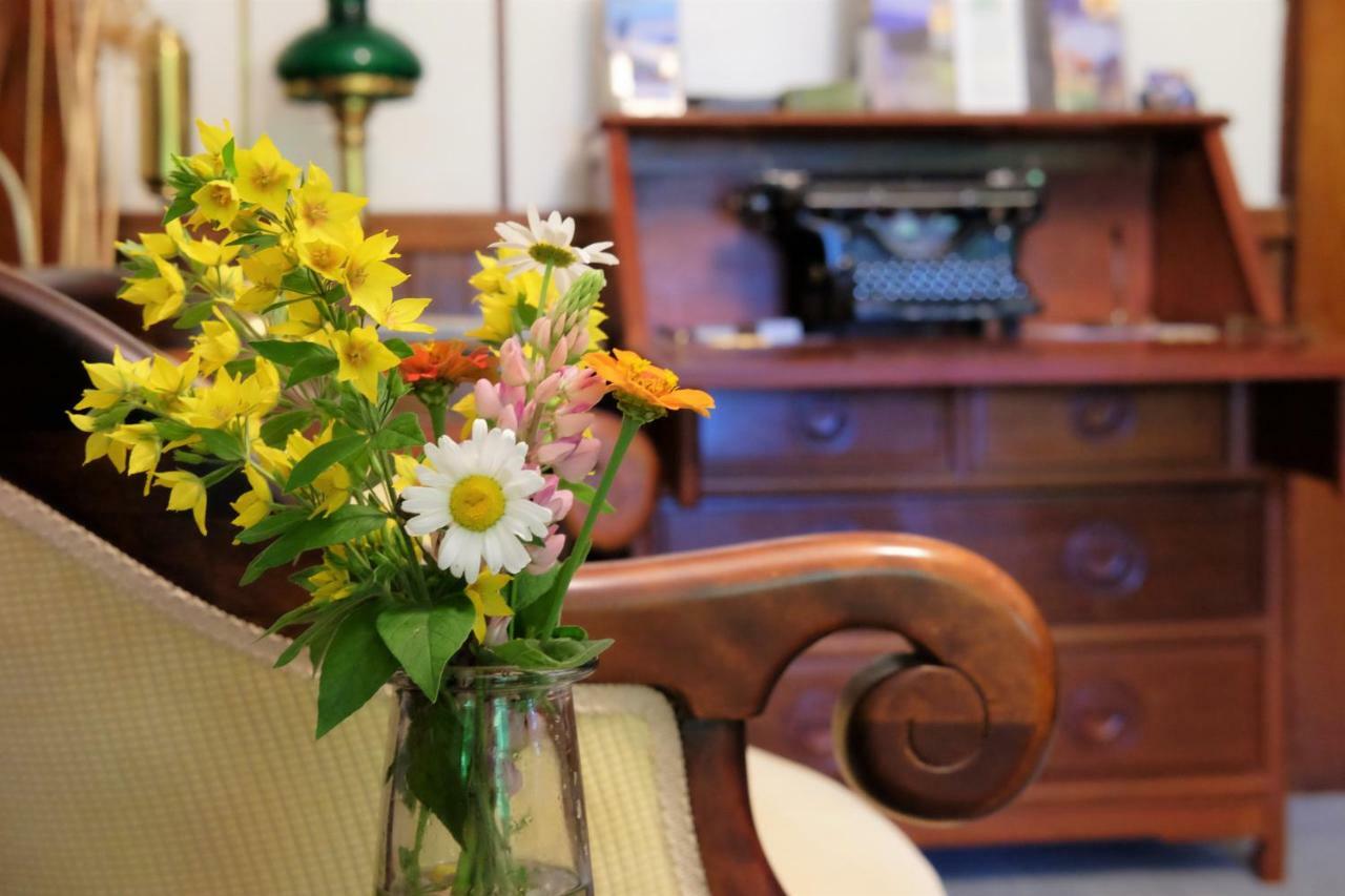 Отель Wedgwood Manor And Glamping Retreat Crawford Bay Экстерьер фото