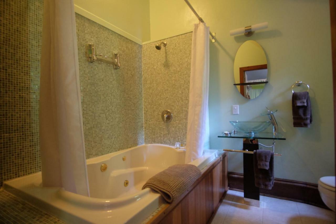 Отель Wedgwood Manor And Glamping Retreat Crawford Bay Экстерьер фото